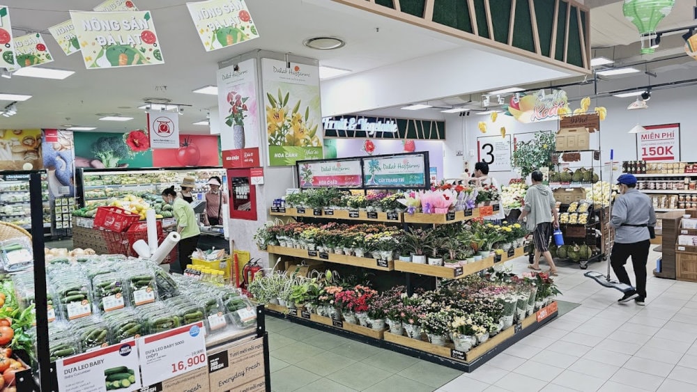 The rows of goods are neatly arranged, easy to choose and shop